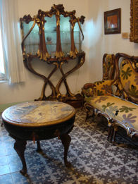 Living room with couch, salon table and cabinet.