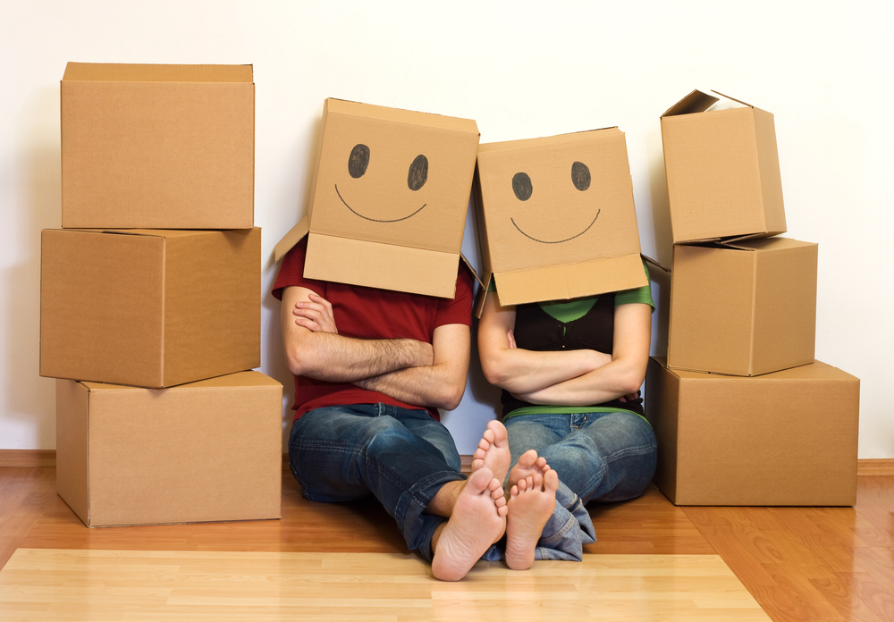 verhuizen: man en vrouw in verhuisdoos